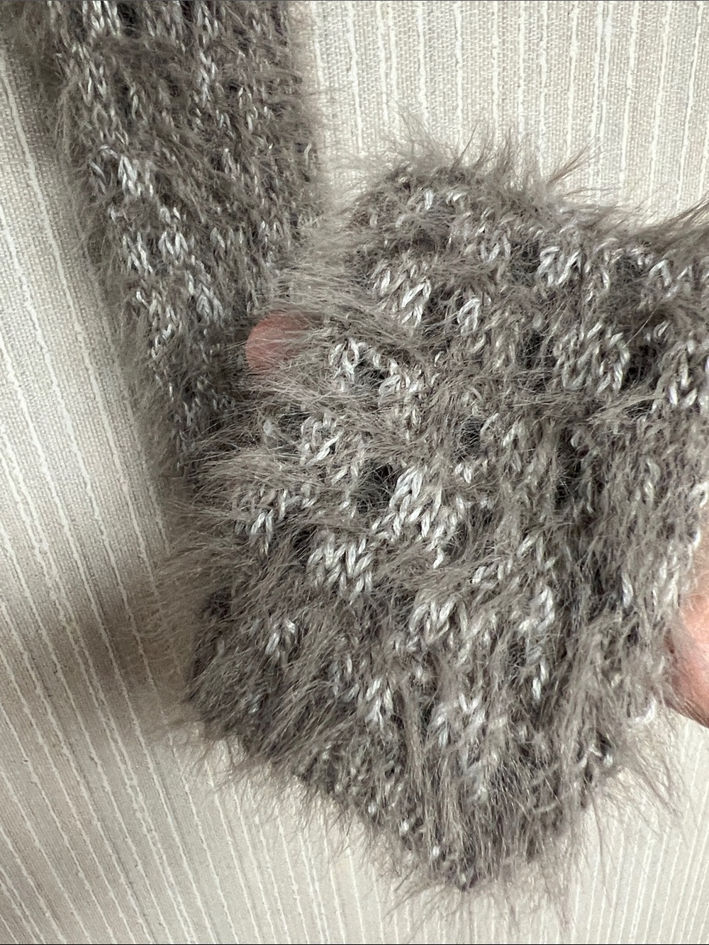 S NWOT Urban Outfitters grey Taupe Fuzzy Cropped Bolero Shrug - Picture 4 of 4